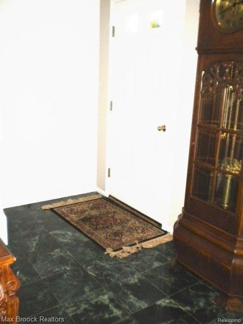 1122 Harding Avenue Rochester, MI 48307 - Photo 3 of 23 Foyer w Marble Floor
