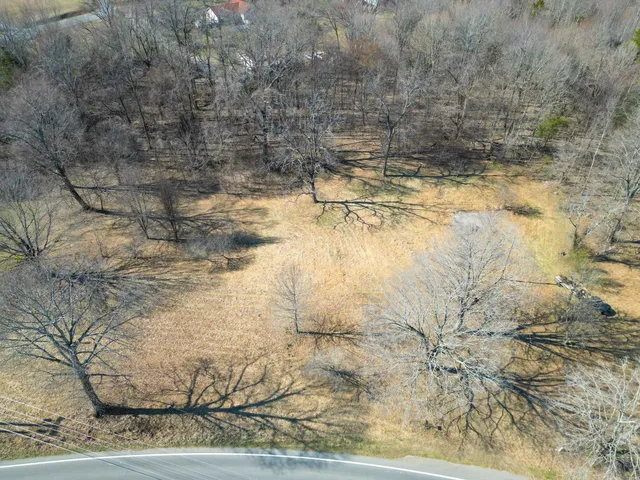 a view of a bath room