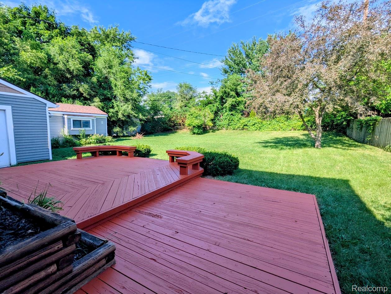 2316 Crescent Lake Road Waterford, MI 48329 - Photo 14 of 17 Spacious red-stained wood deck featuring integrated benches and a decorative planter