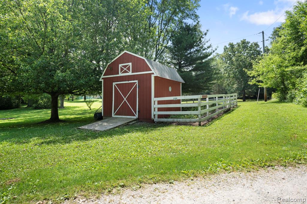 350 Mack Road Leonard, MI 48367 - Photo 41 of 46