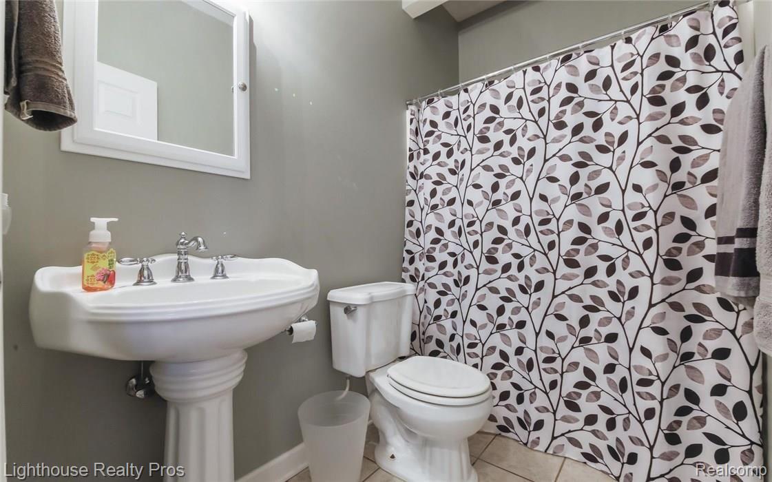 6180 Brophy Road Howell, MI 48855 - Photo 12 of 29 Full bath with ceramic floor