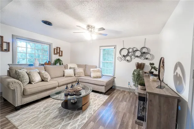 $210,000 | 6500 Metcalf Avenue, Mission, KS 66202