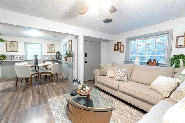 $210,000 | 6500 Metcalf Avenue, Mission, KS 66202