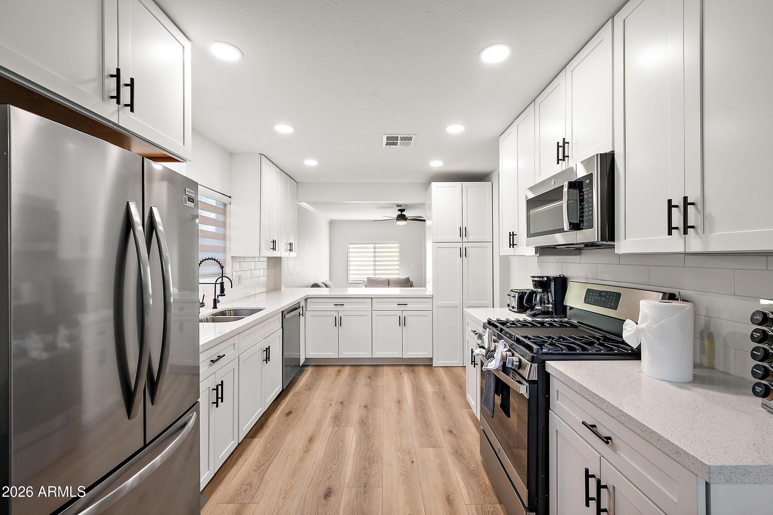 3911 North 13th Way Phoenix, AZ 85014 - Photo 5 of 34 23_lr-22