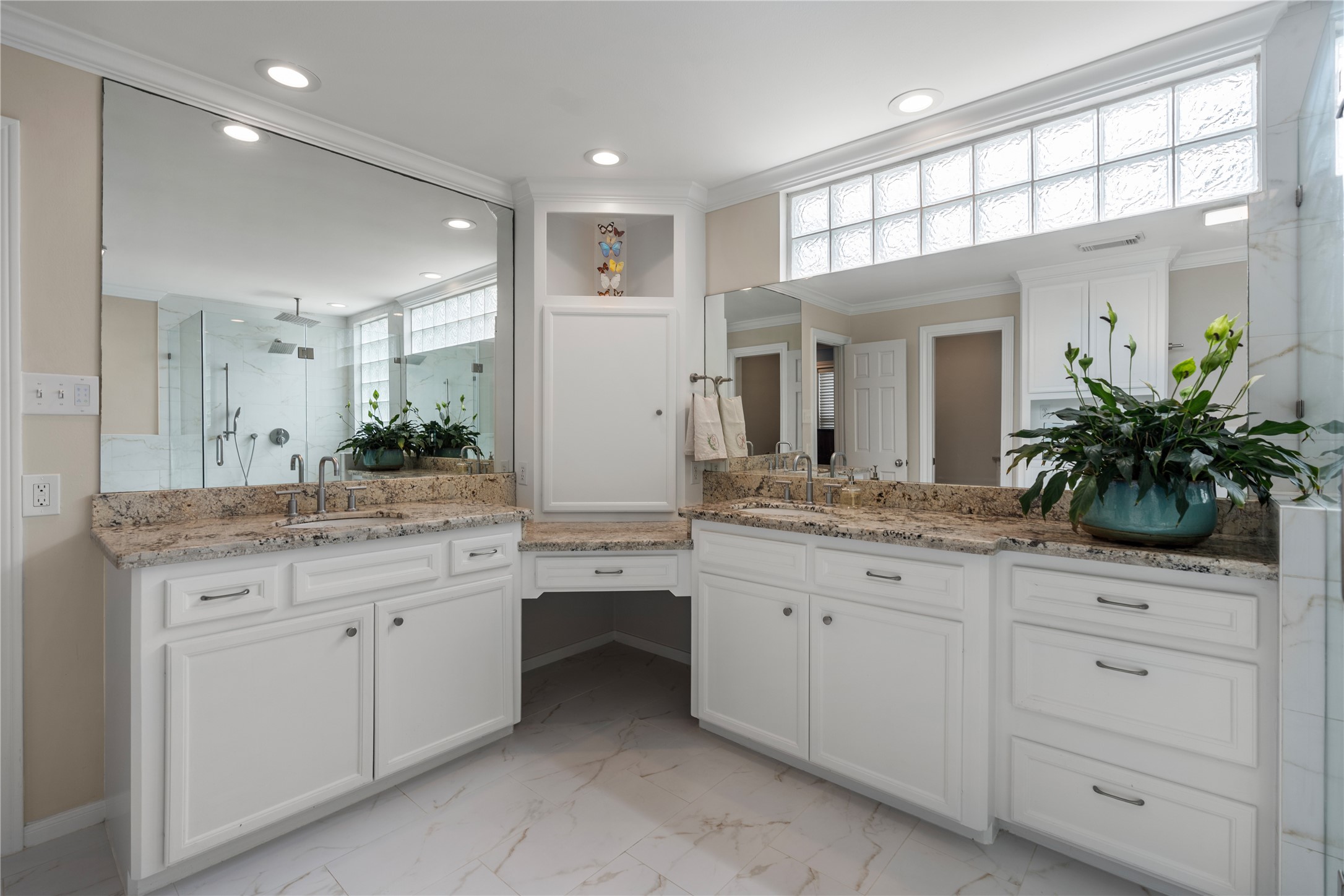 14219 Apple Tree Road Houston, TX 77079 - Photo 16 of 33 Primary Bath - separate water closet not pictured in this shot.
