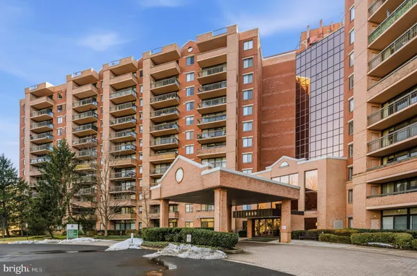 $399,000 | 2230 George C Marshall Drive, Unit 806, Falls Church, VA 22043