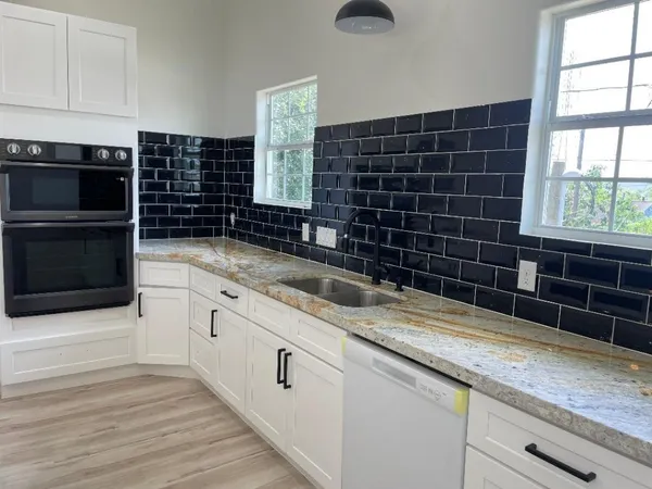 $4,190 | 201 East 37th Street, Houston, TX 77018