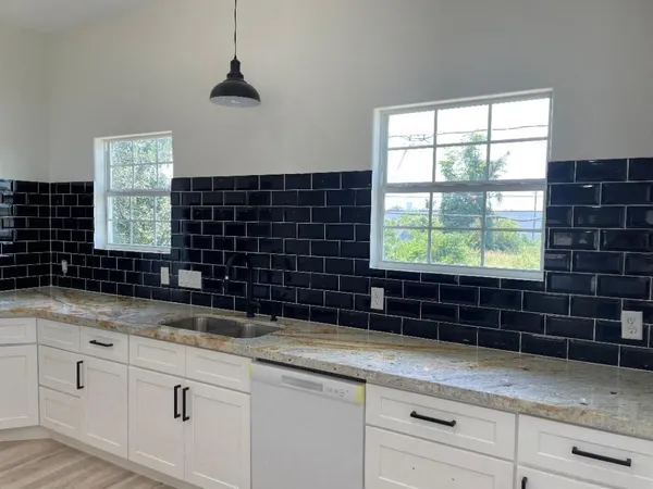 $4,190 | 201 East 37th Street, Houston, TX 77018