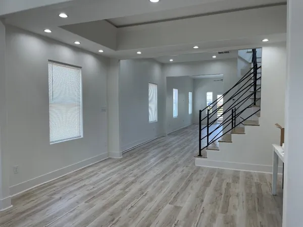 $4,190 | 201 East 37th Street, Houston, TX 77018