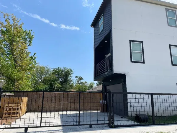 $4,190 | 201 East 37th Street, Houston, TX 77018