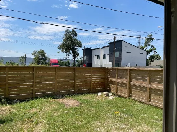 $4,190 | 201 East 37th Street, Houston, TX 77018