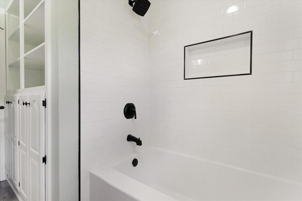 826 Georgetown Road Pottsboro, TX 75076 - Photo 28 of 40 Guest bathroom