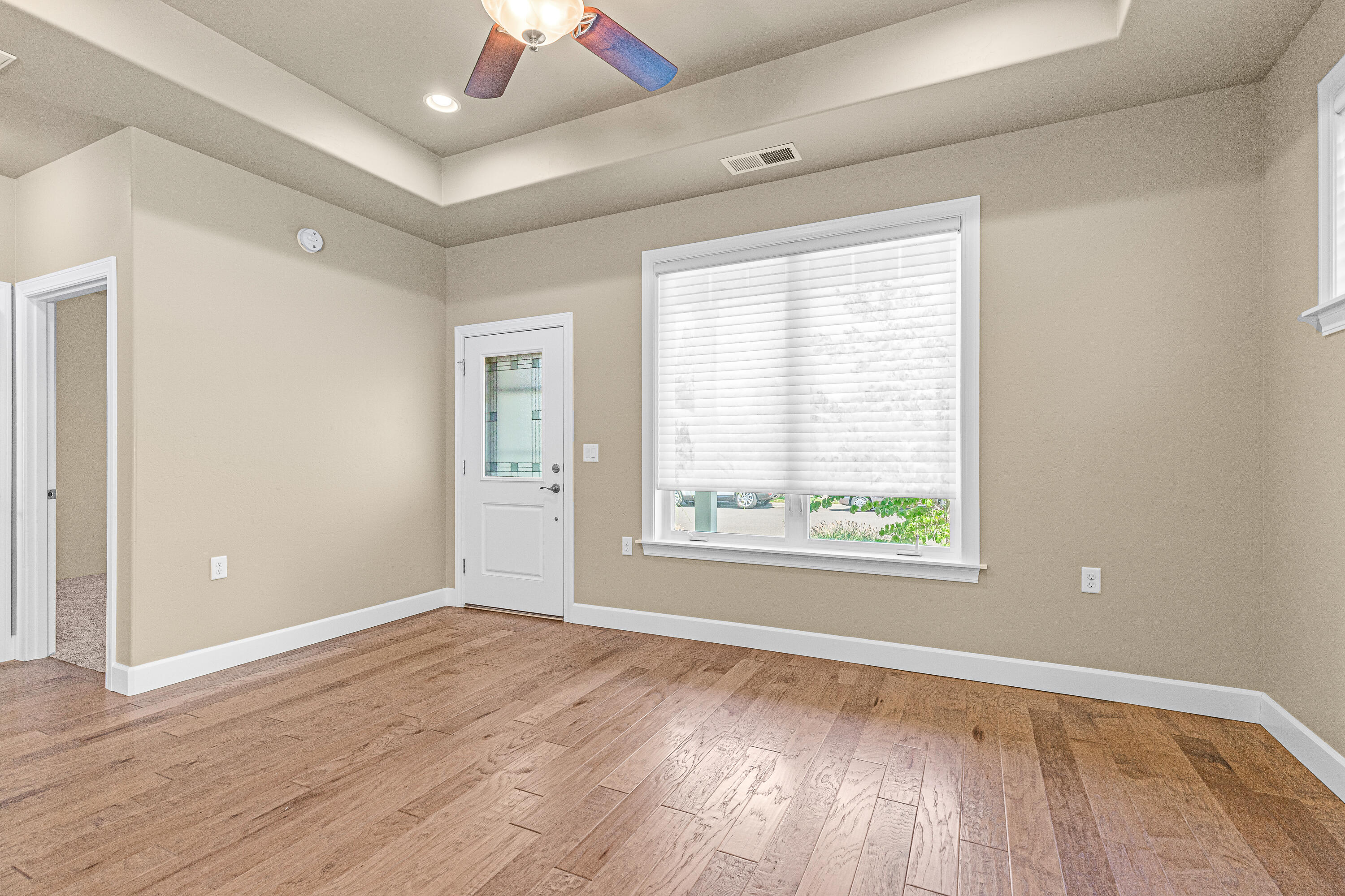 1175 Boulder Ridge Street Central Point, OR 97502 - Photo 9 of 30 Automatic Tenera blinds operate w/remote