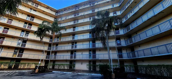 $2,300 | 3301 North Country Club Drive, Unit 211, Aventura, FL 33180