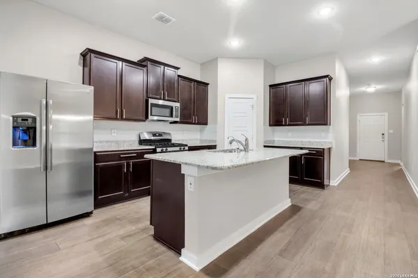 $1,975 | 10311 Rosalina Loop, Converse, TX 78109