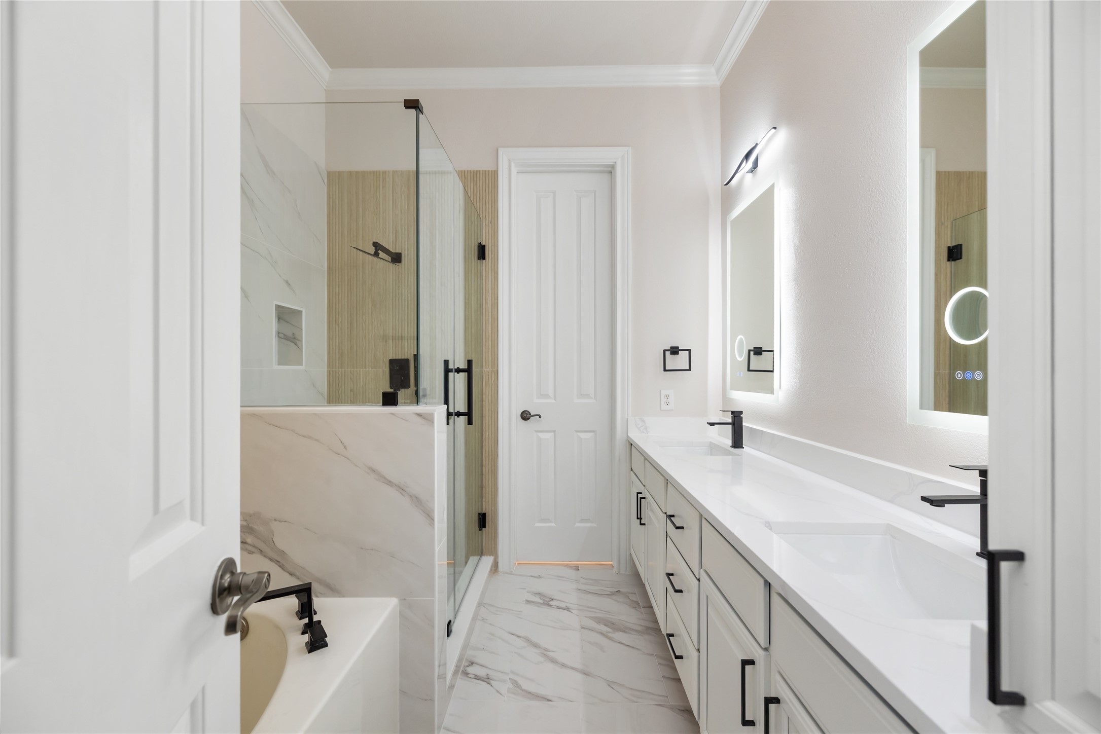 7134 Mapleridge Street, Unit 3G Houston, TX 77081 - Photo 13 of 26 a spacious bathroom with a double vanity sink a mirror and a bathtub