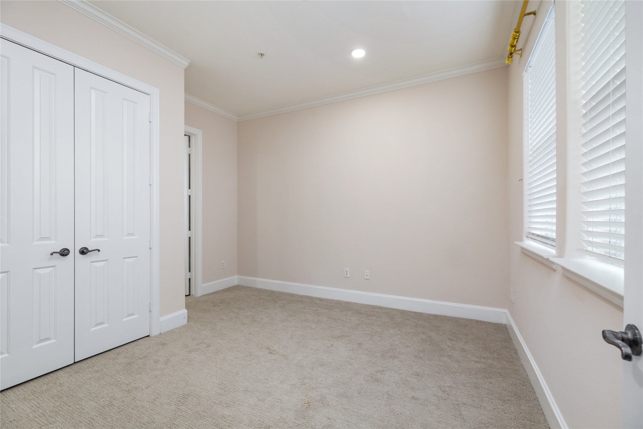 7134 Mapleridge Street, Unit 3G Houston, TX 77081 - Photo 17 of 26 a view of room with window