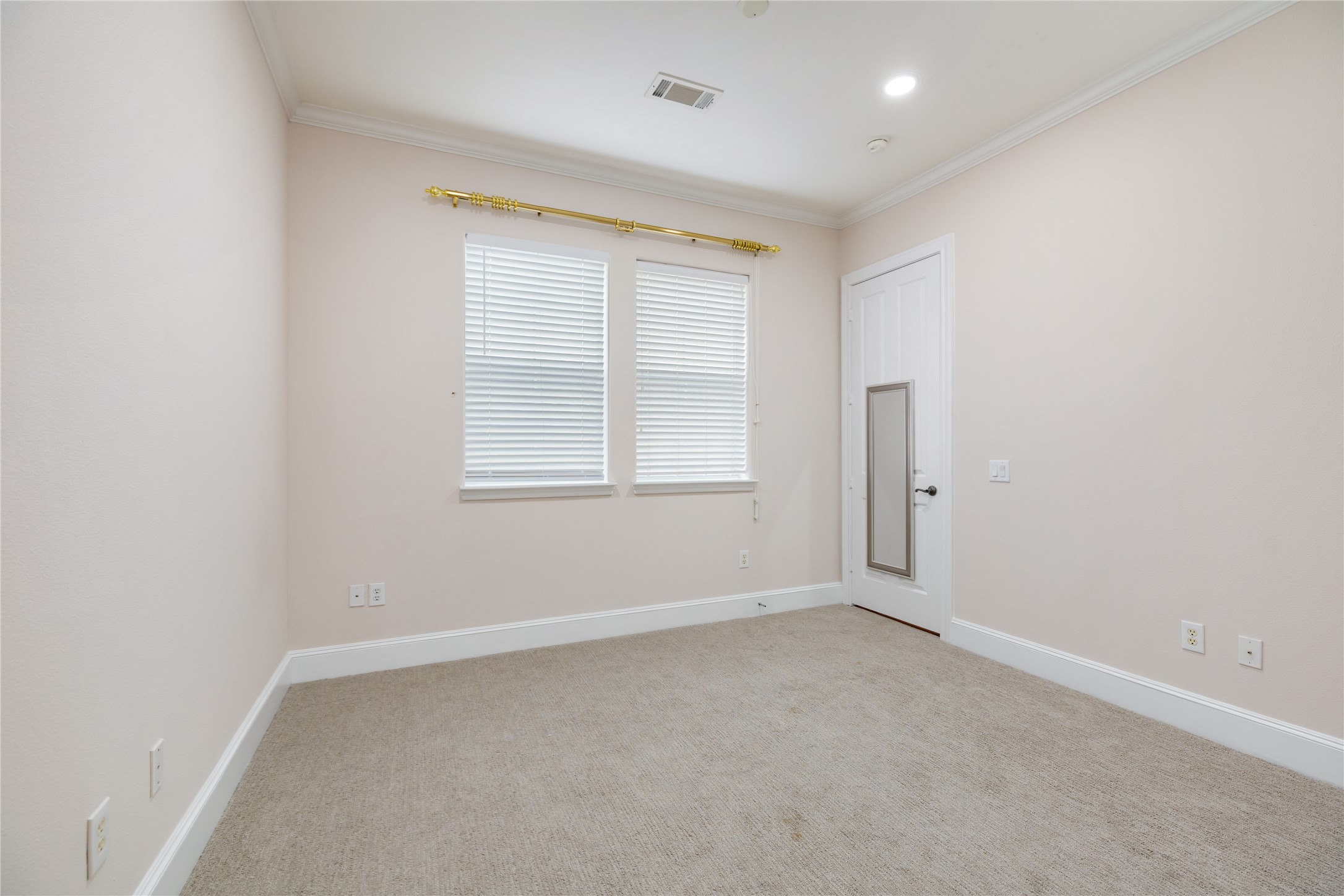 7134 Mapleridge Street, Unit 3G Houston, TX 77081 - Photo 18 of 26 an empty room with a window