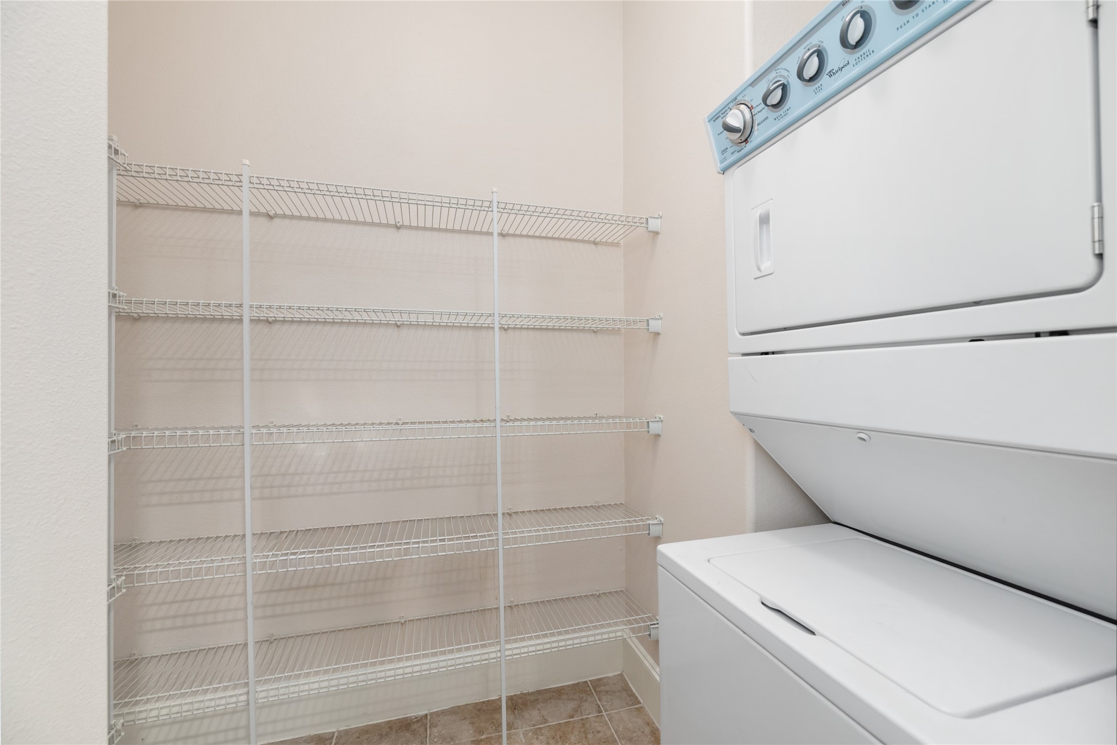 7134 Mapleridge Street, Unit 3G Houston, TX 77081 - Photo 21 of 26 a bathroom with a bathtub