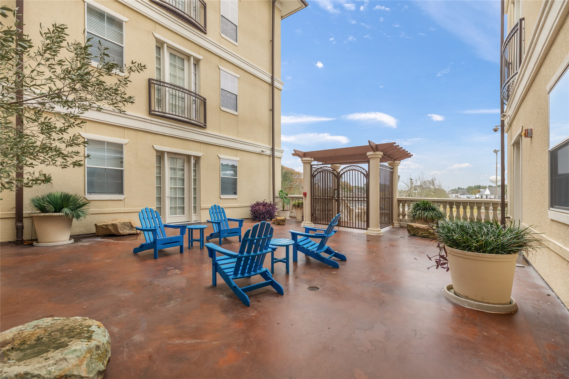 7134 Mapleridge Street, Unit 3G Houston, TX 77081 - Photo 23 of 26 a view of a patio with couches table and chairs and potted plants