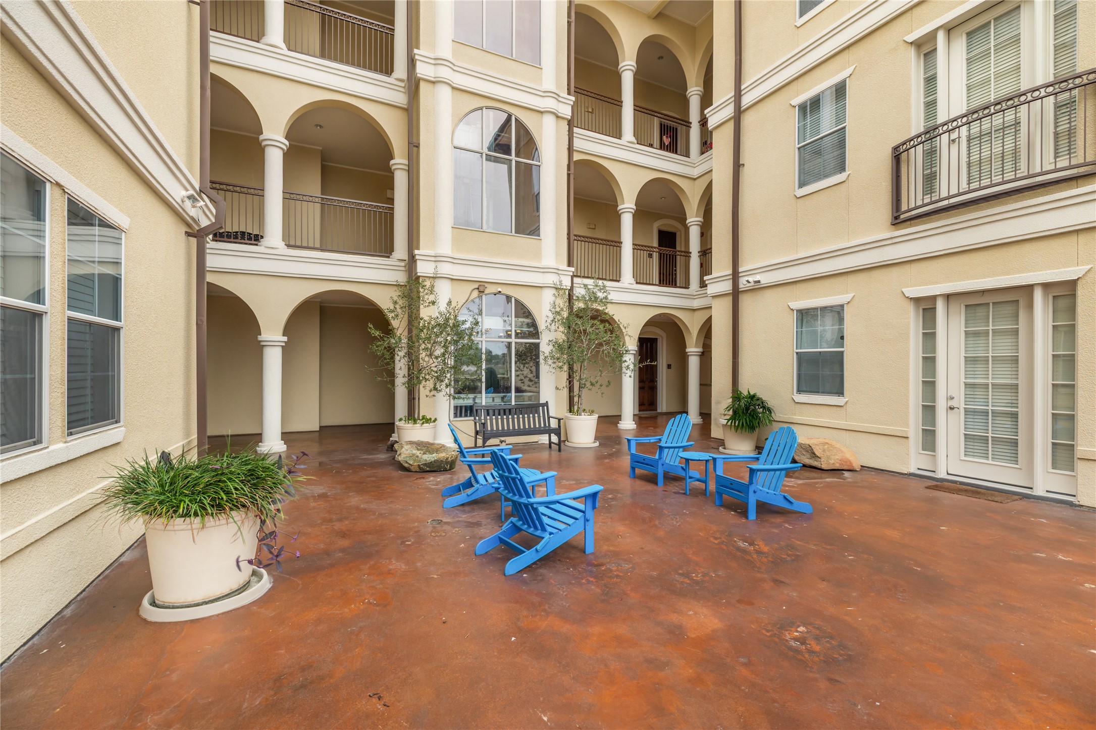 7134 Mapleridge Street, Unit 3G Houston, TX 77081 - Photo 24 of 26 a view of a building with sitting area and furniture