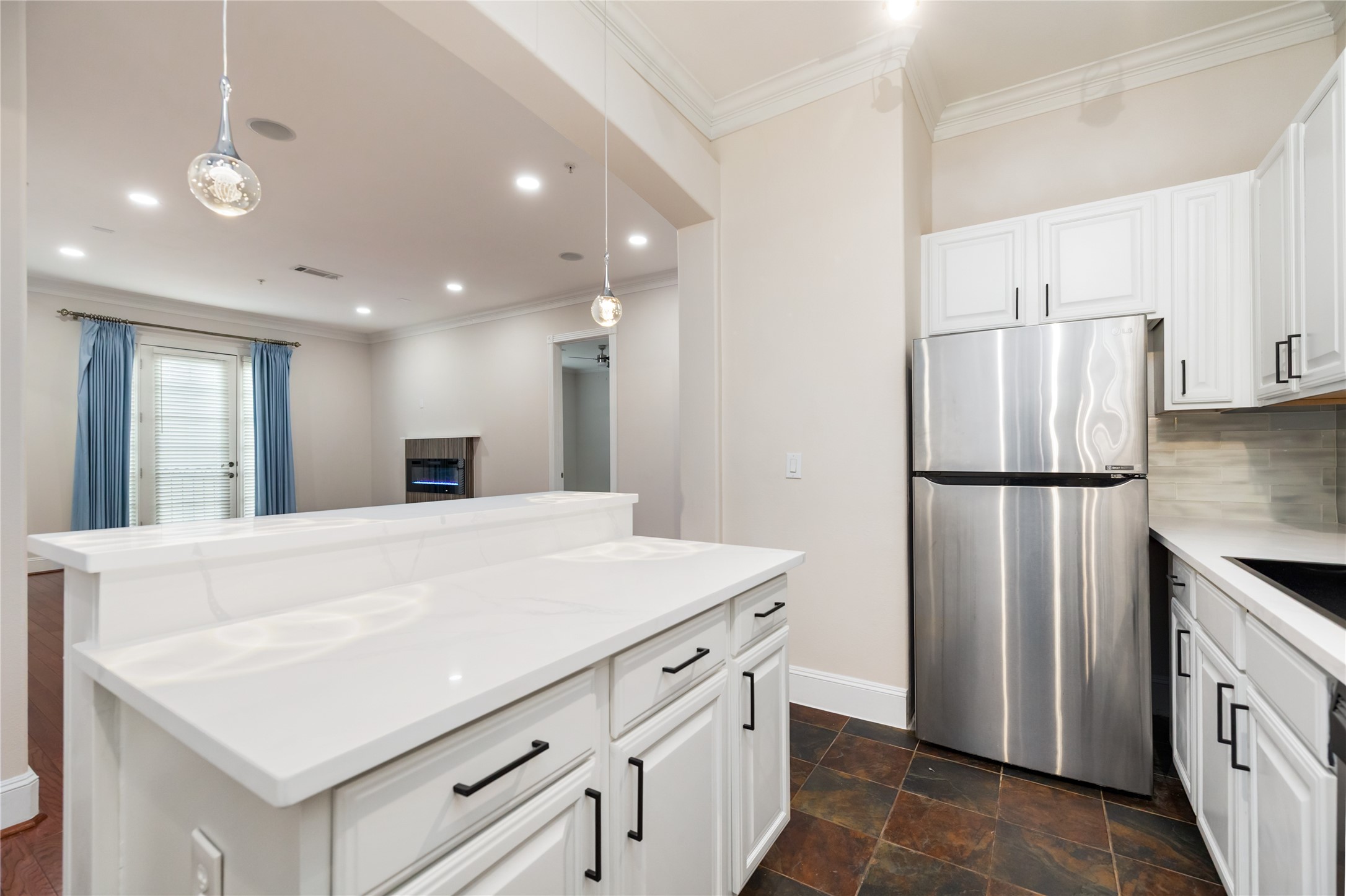 7134 Mapleridge Street, Unit 3G Houston, TX 77081 - Photo 7 of 26 a view of kitchen with refrigerator stove and a refrigerator