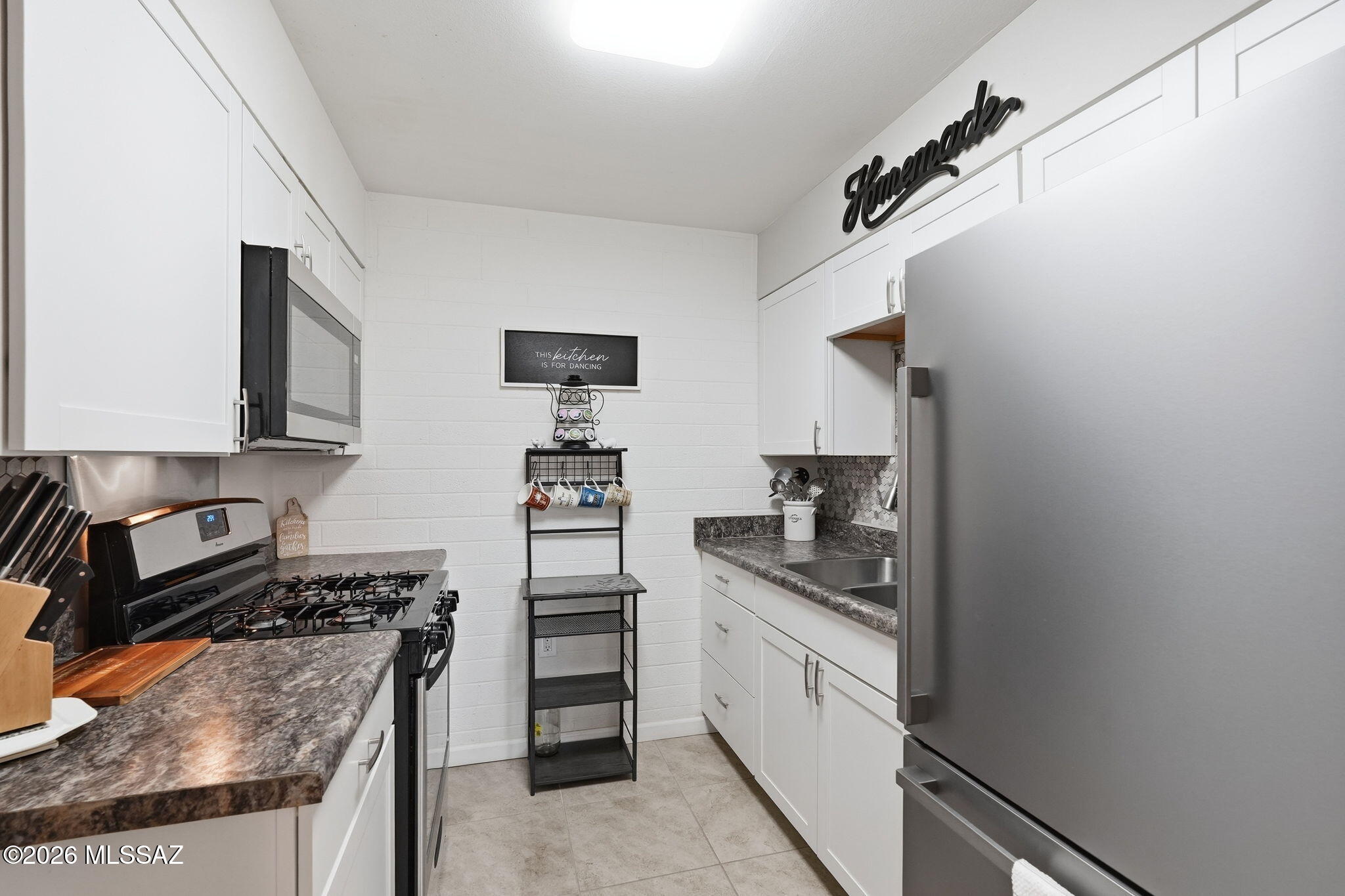 396 North Silverbell Road, Unit A Tucson, AZ 85745 - Photo 11 of 23 kitchen