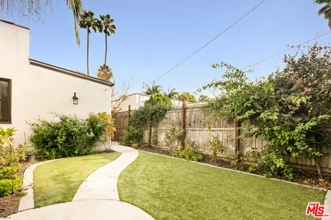 $5,950 | 637 North Alta Vista Boulevard, Los Angeles, CA 90036