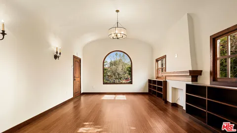 $5,950 | 637 North Alta Vista Boulevard, Los Angeles, CA 90036