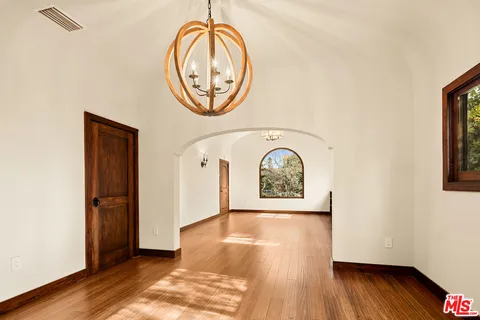 $5,950 | 637 North Alta Vista Boulevard, Los Angeles, CA 90036