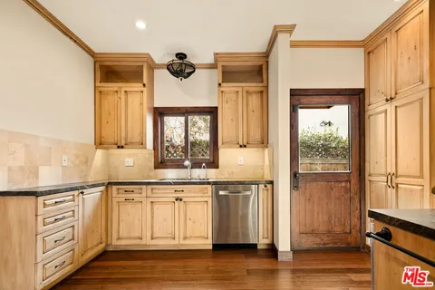 $5,950 | 637 North Alta Vista Boulevard, Los Angeles, CA 90036