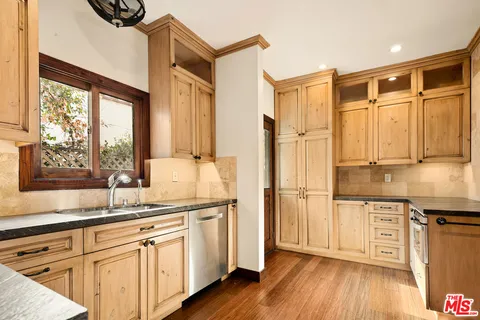 $5,950 | 637 North Alta Vista Boulevard, Los Angeles, CA 90036