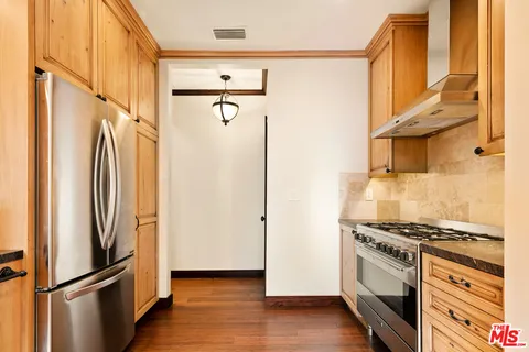 $5,950 | 637 North Alta Vista Boulevard, Los Angeles, CA 90036
