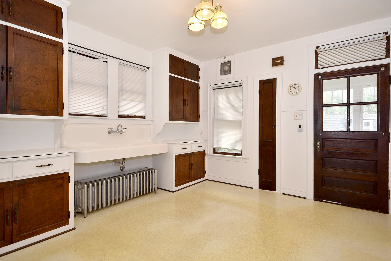 203 Ridgewood Road Riverside, IL 60546 - Photo 23 of 28 a bathroom with a double vanity sink a mirror and a bathtub