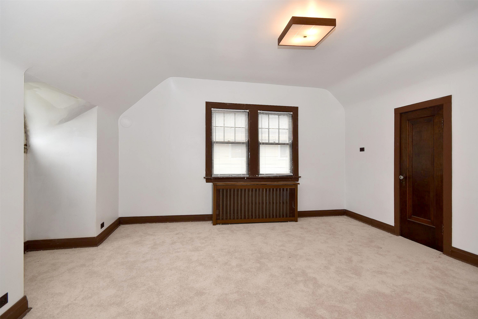 203 Ridgewood Road Riverside, IL 60546 - Photo 5 of 28 an empty room with windows and closet