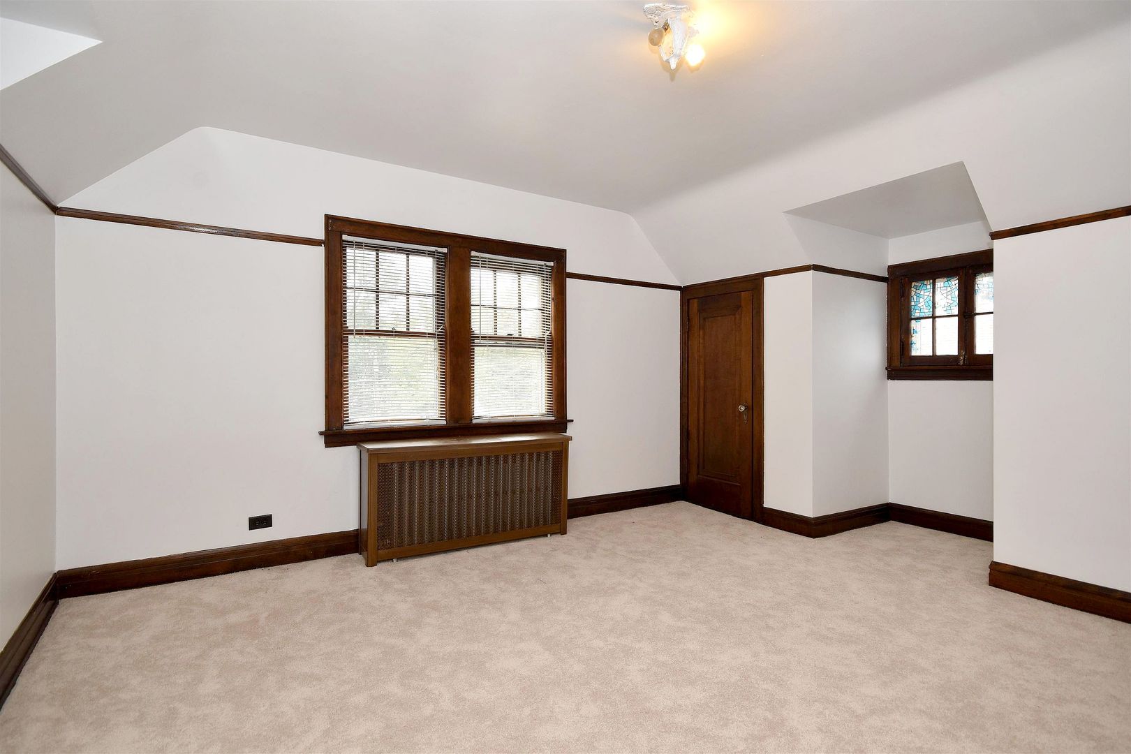 203 Ridgewood Road Riverside, IL 60546 - Photo 10 of 28 an empty room with windows and closet