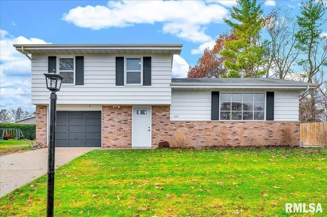 $214,900 | 303 South Hollybrook Drive, Chillicothe, IL 61523