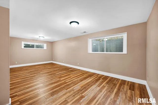 $214,900 | 303 South Hollybrook Drive, Chillicothe, IL 61523