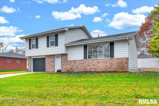 $214,900 | 303 South Hollybrook Drive, Chillicothe, IL 61523