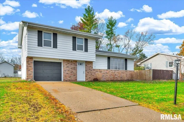 $214,900 | 303 South Hollybrook Drive, Chillicothe, IL 61523