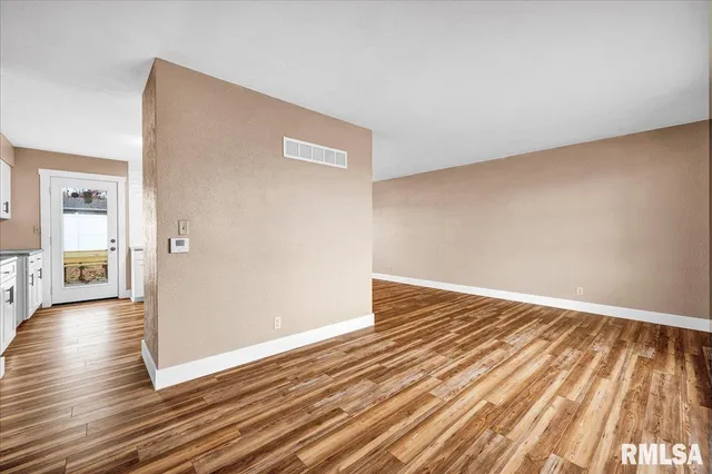 $214,900 | 303 South Hollybrook Drive, Chillicothe, IL 61523