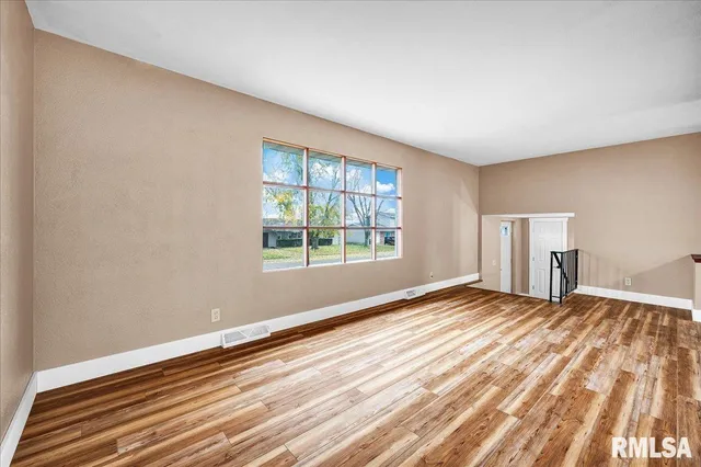 $214,900 | 303 South Hollybrook Drive, Chillicothe, IL 61523