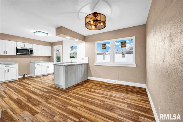 $214,900 | 303 South Hollybrook Drive, Chillicothe, IL 61523