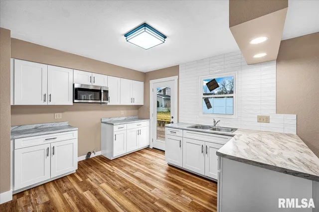 $214,900 | 303 South Hollybrook Drive, Chillicothe, IL 61523