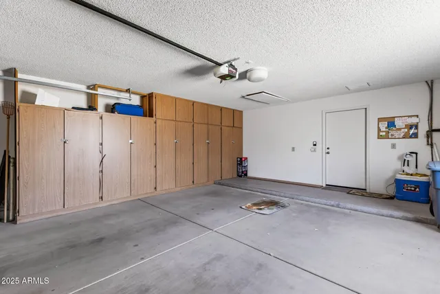 a view of a livingroom with a ceiling fan