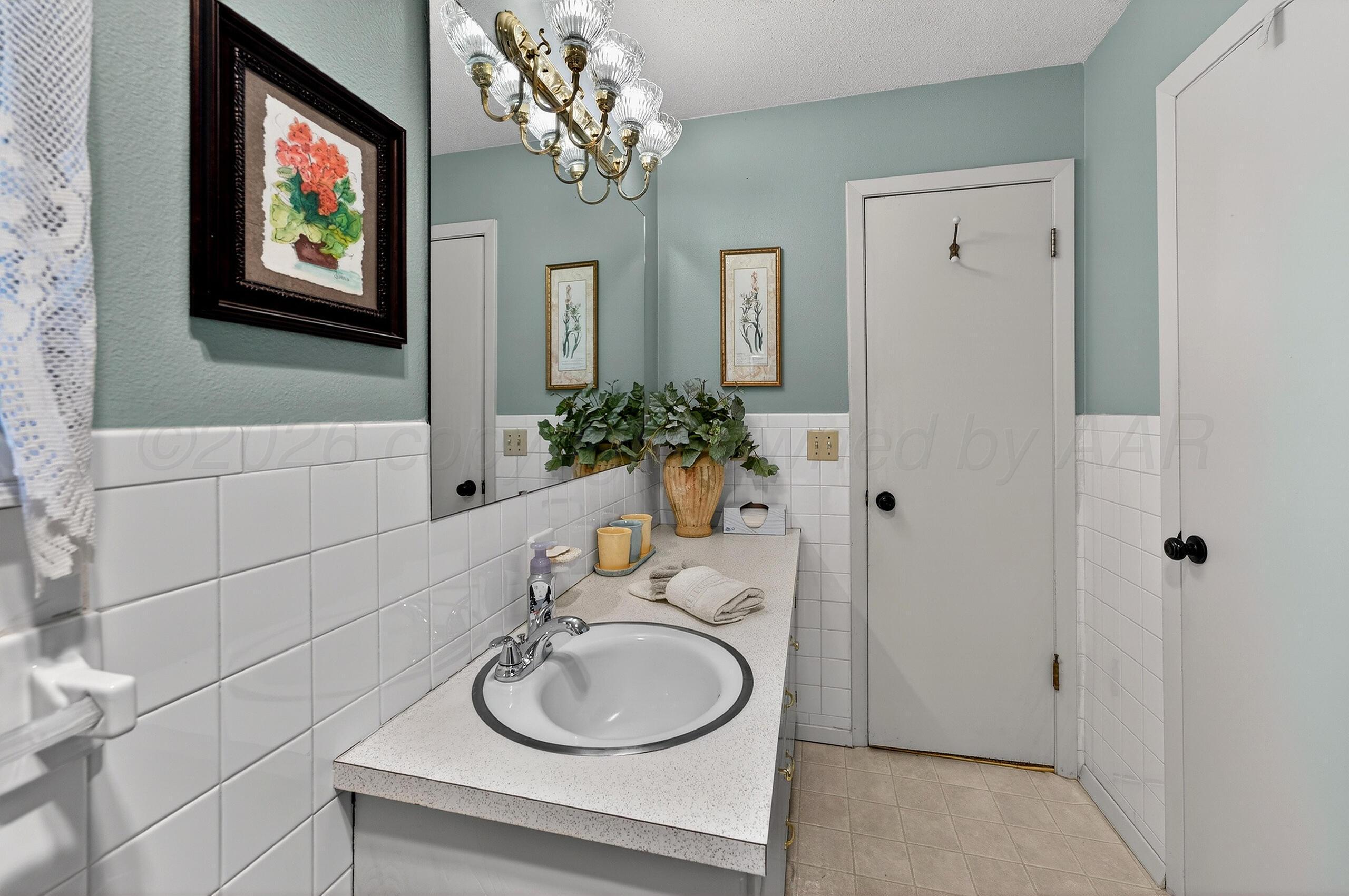 1007 Ave P Sunray, TX 79086 - Photo 21 of 42 Primary Bath