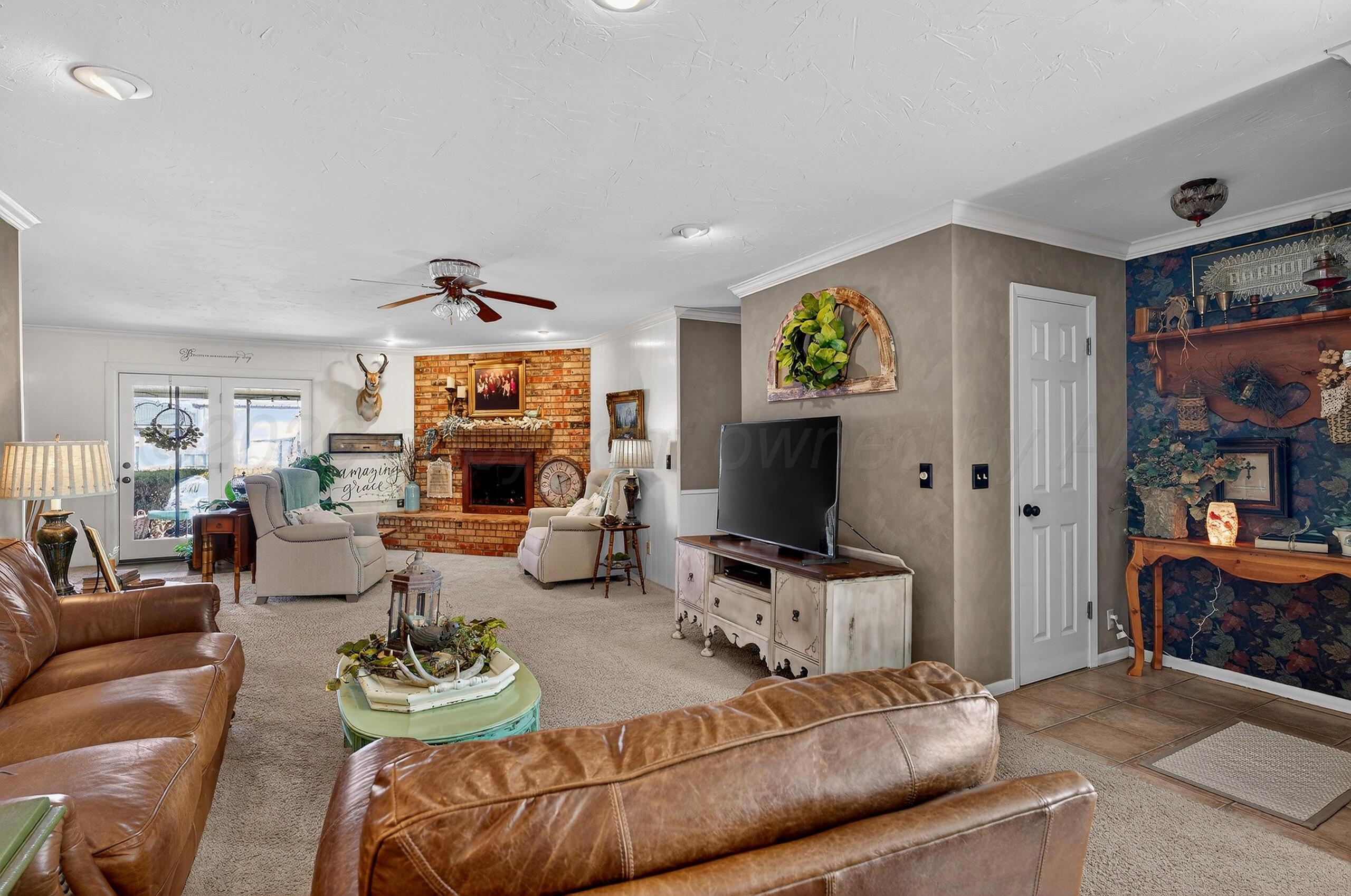 1007 Ave P Sunray, TX 79086 - Photo 6 of 42 Living Area