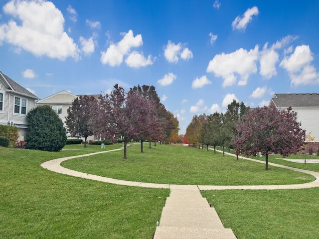 $310,000 | 2200 Neubauer Circle, Lindenhurst, IL 60046