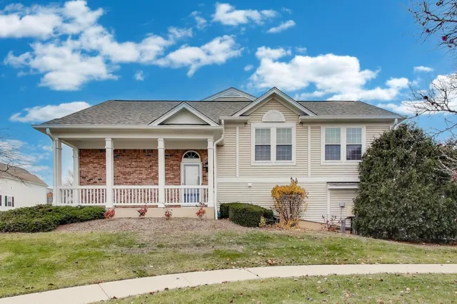 $310,000 | 2200 Neubauer Circle, Lindenhurst, IL 60046