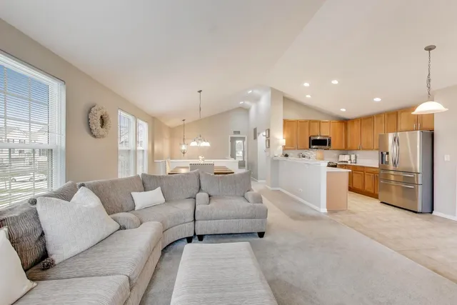 $310,000 | 2200 Neubauer Circle, Lindenhurst, IL 60046